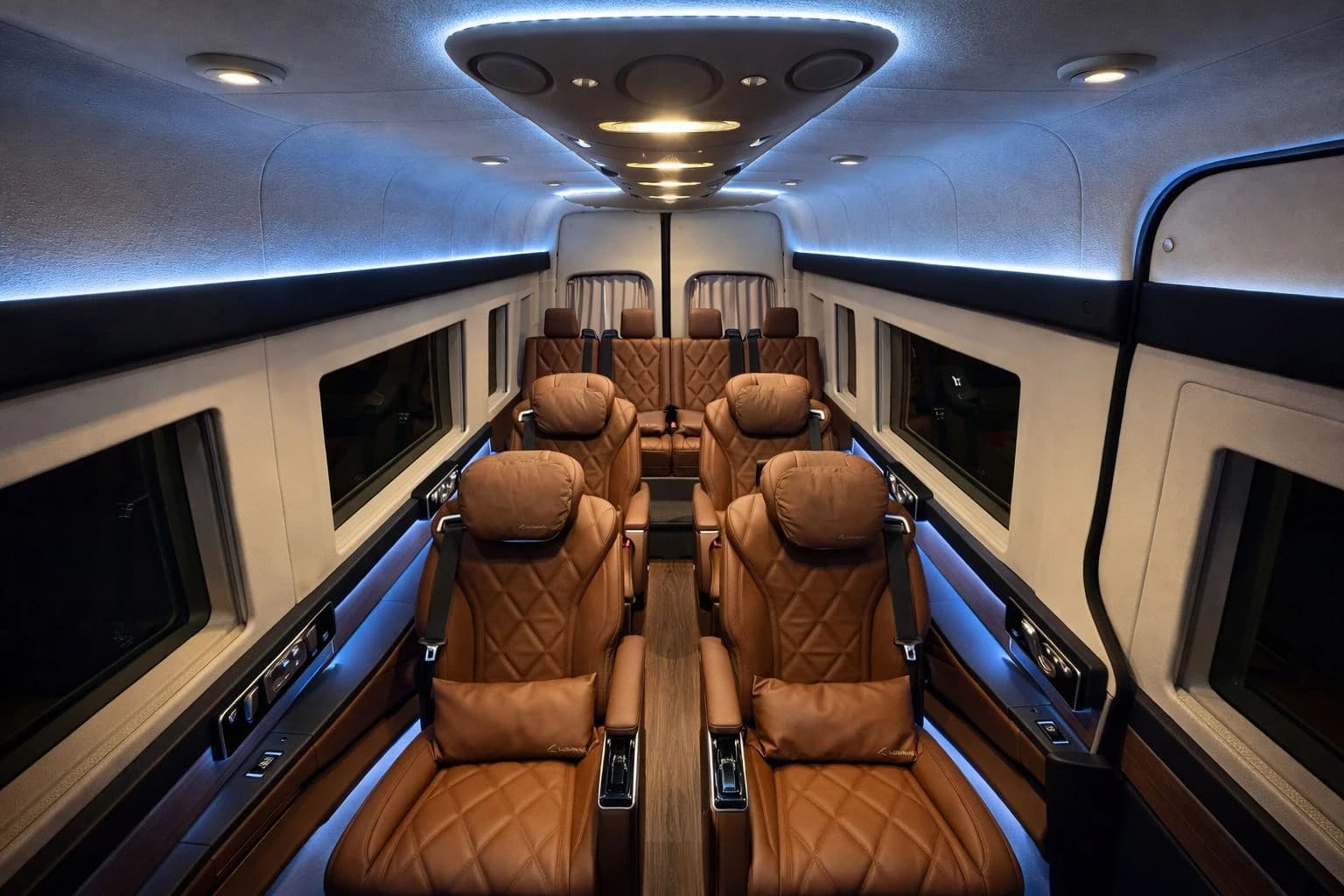 Interior Sprinter Van Mewah dengan kursi captain seat
