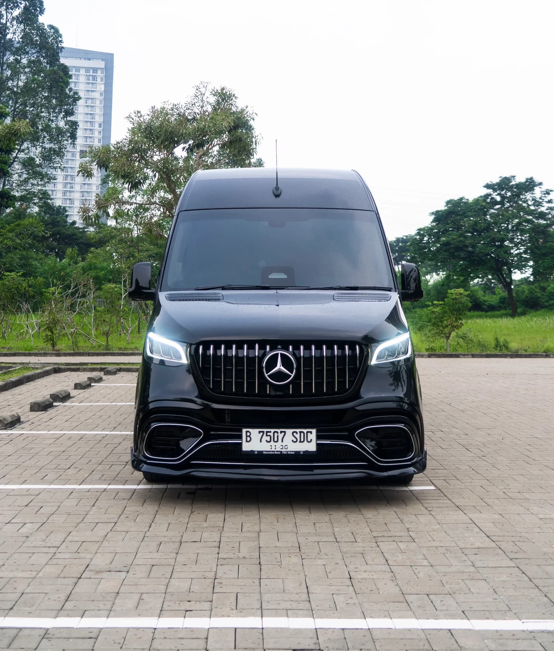 Sprinter Van Tampak Depan
