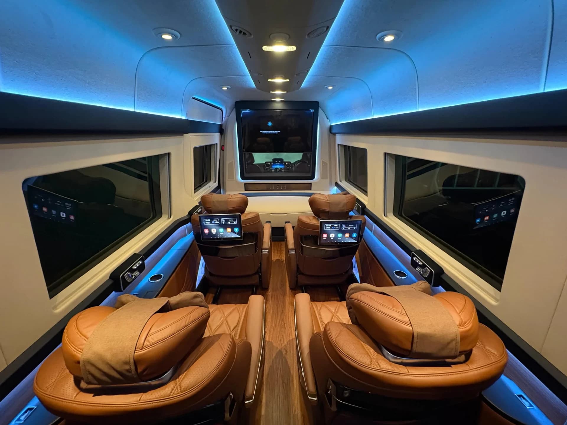 Sprinter Van siap mengantar customer